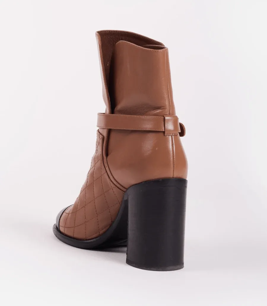 Chanel tan quilted boots Size 39